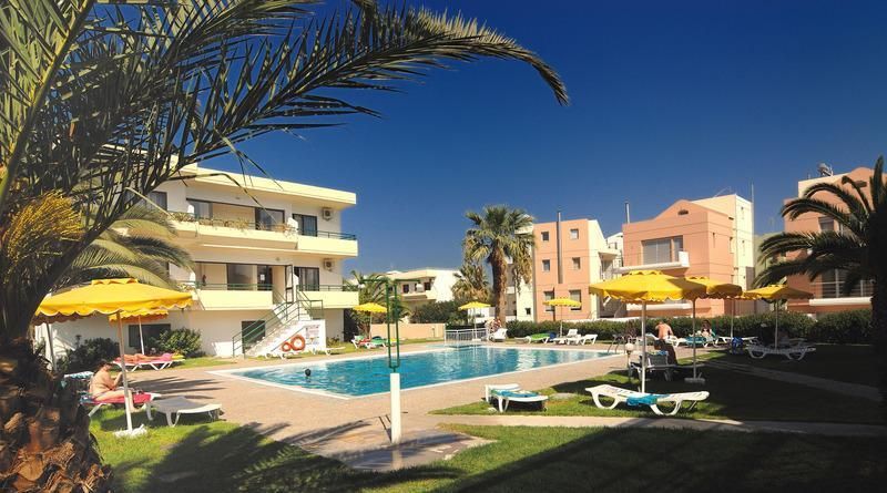 حوض السباحة
