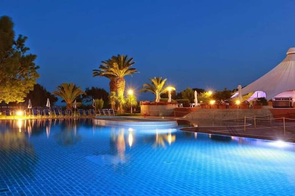 حوض السباحة