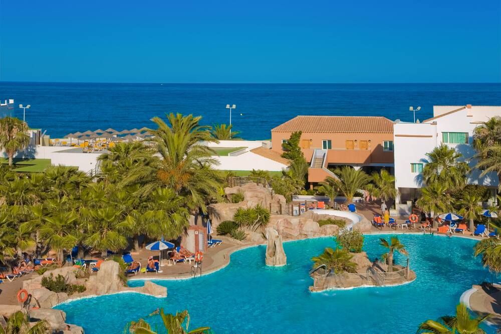 حوض السباحة