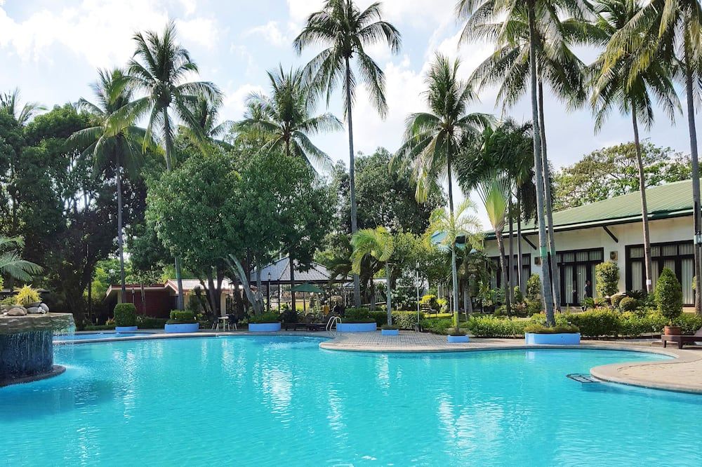 حوض السباحة