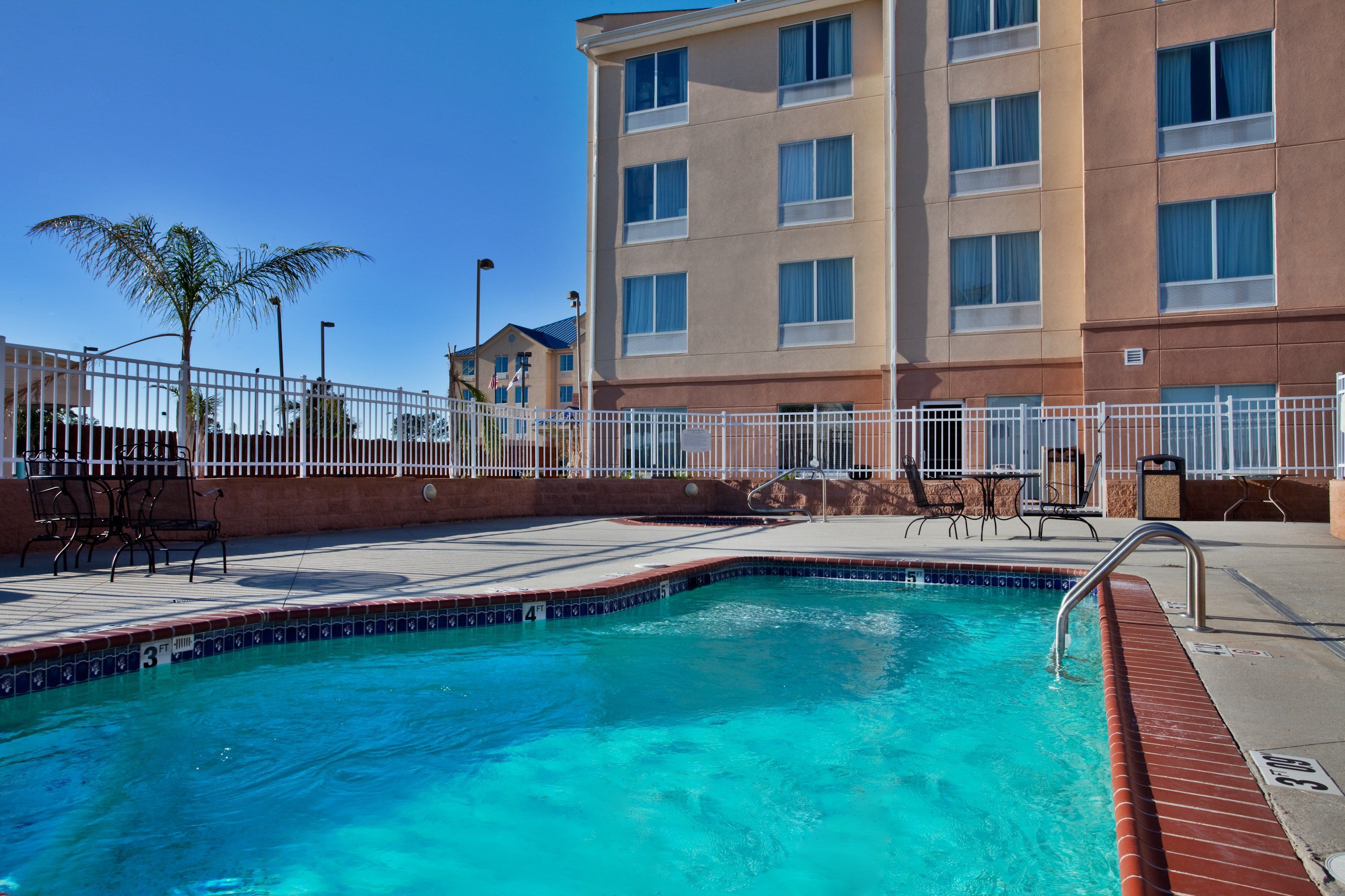 حوض السباحة