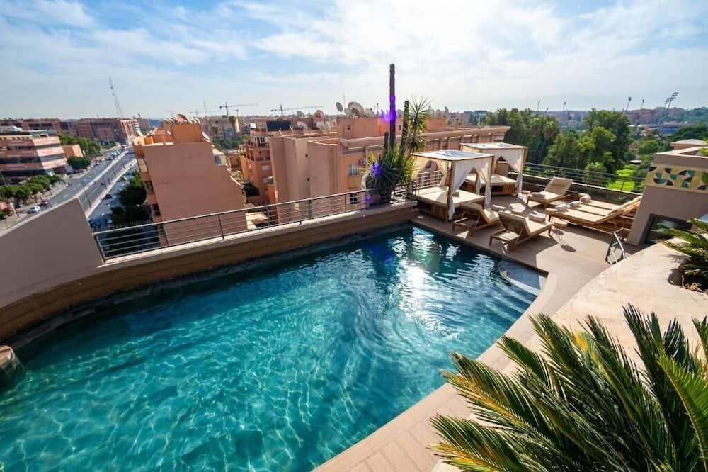 حوض السباحة