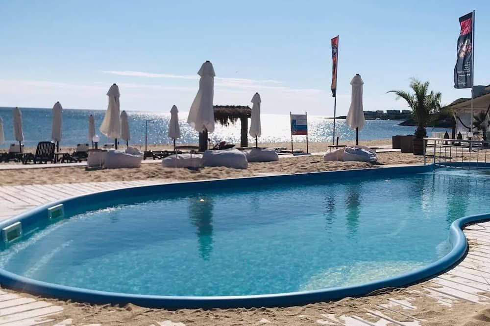 حوض السباحة