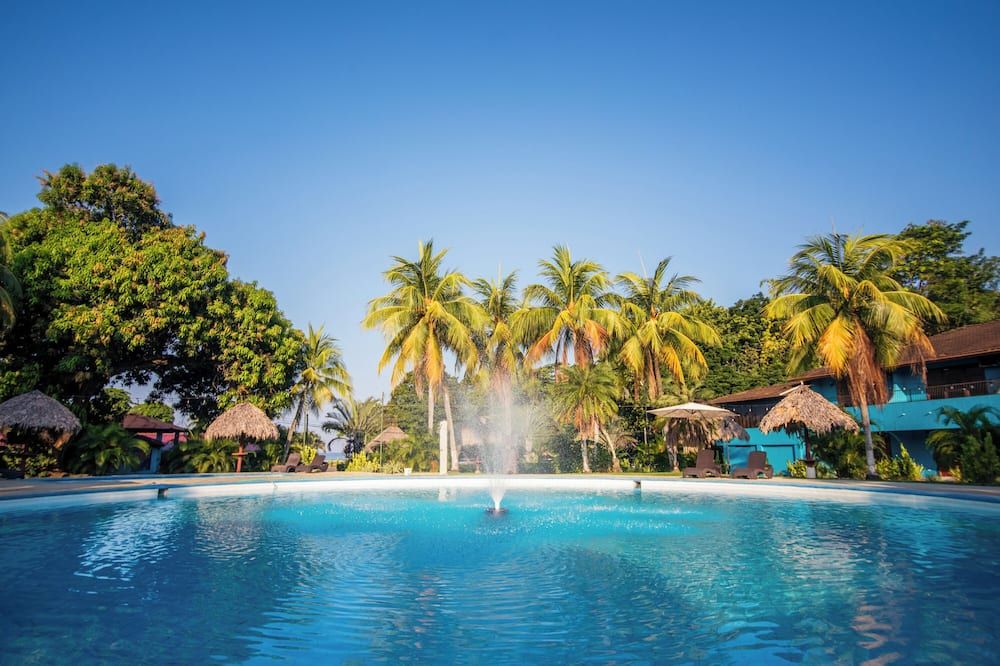 حوض السباحة