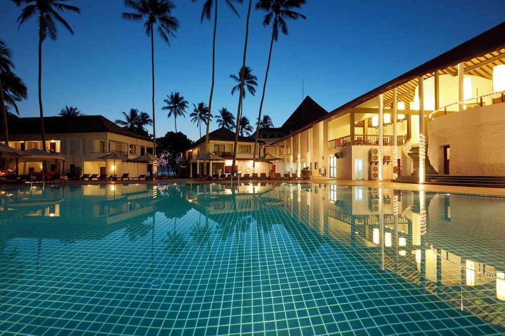 حوض السباحة