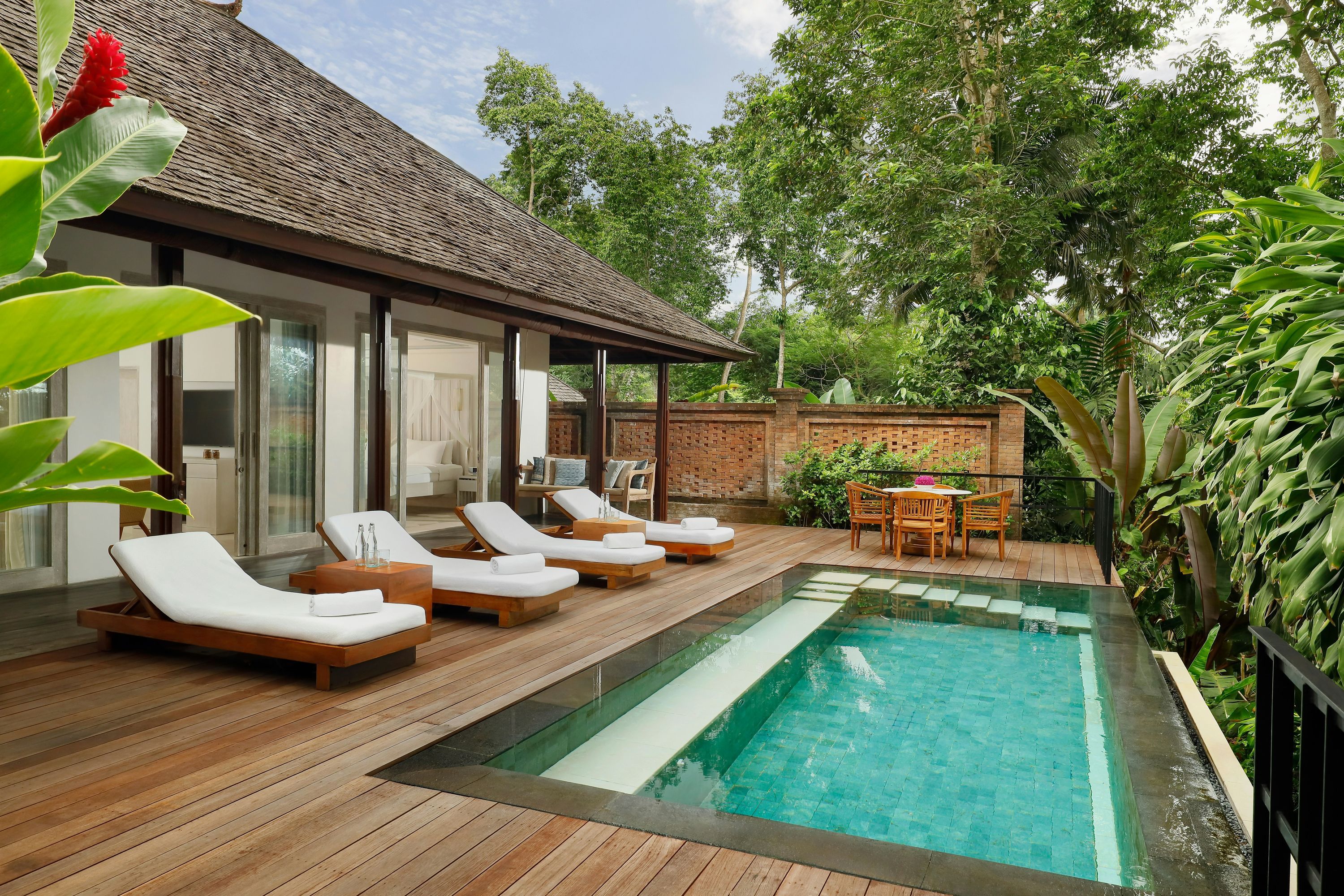 حوض السباحة