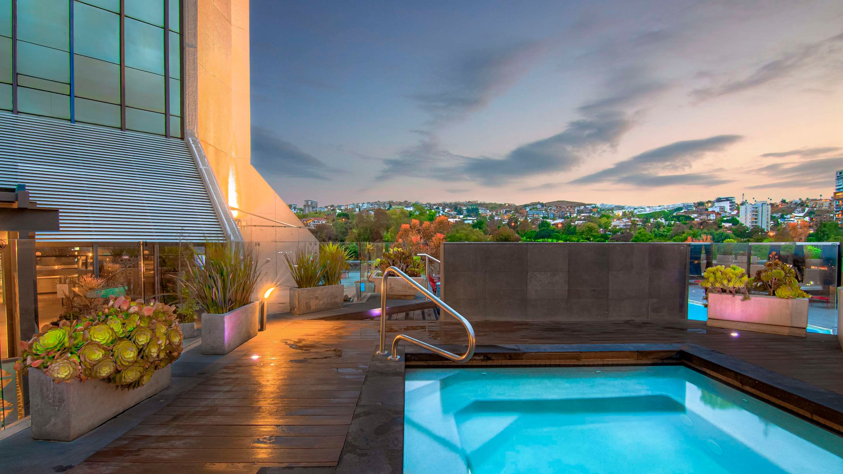 حوض السباحة