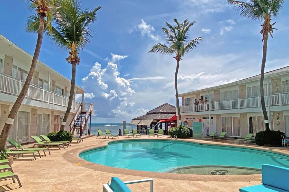 حوض السباحة