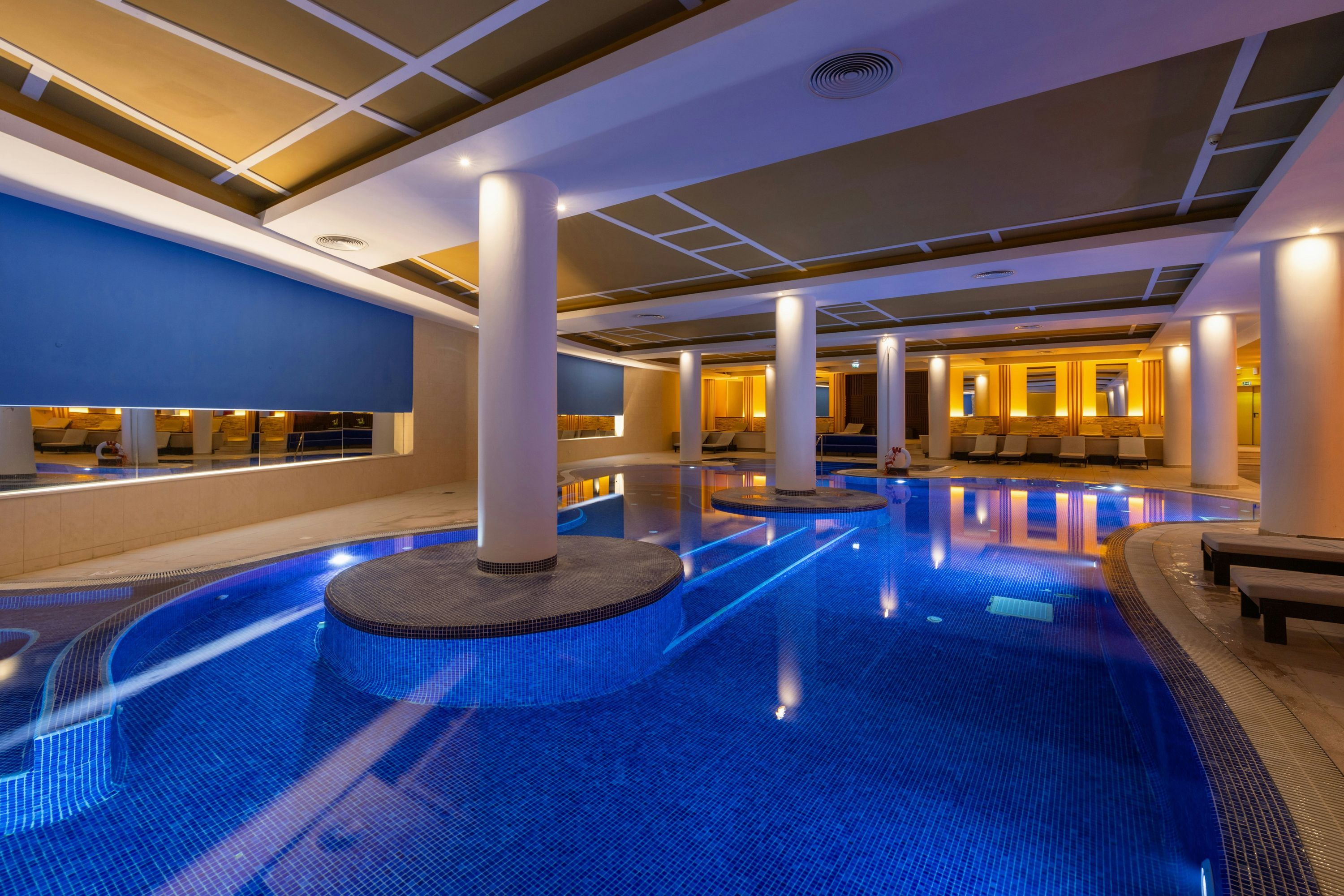 حوض السباحة