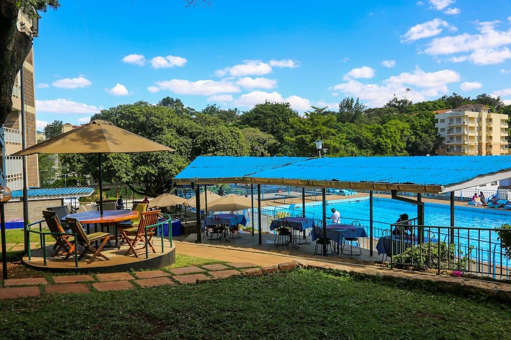 حوض السباحة