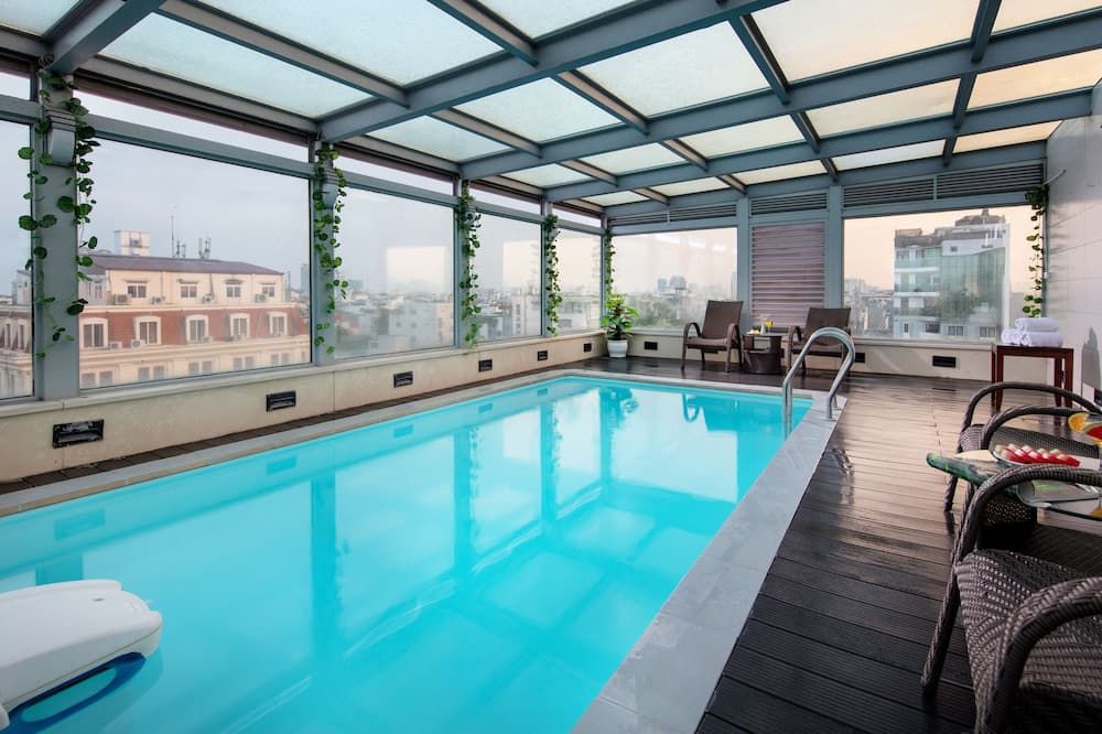 حوض السباحة