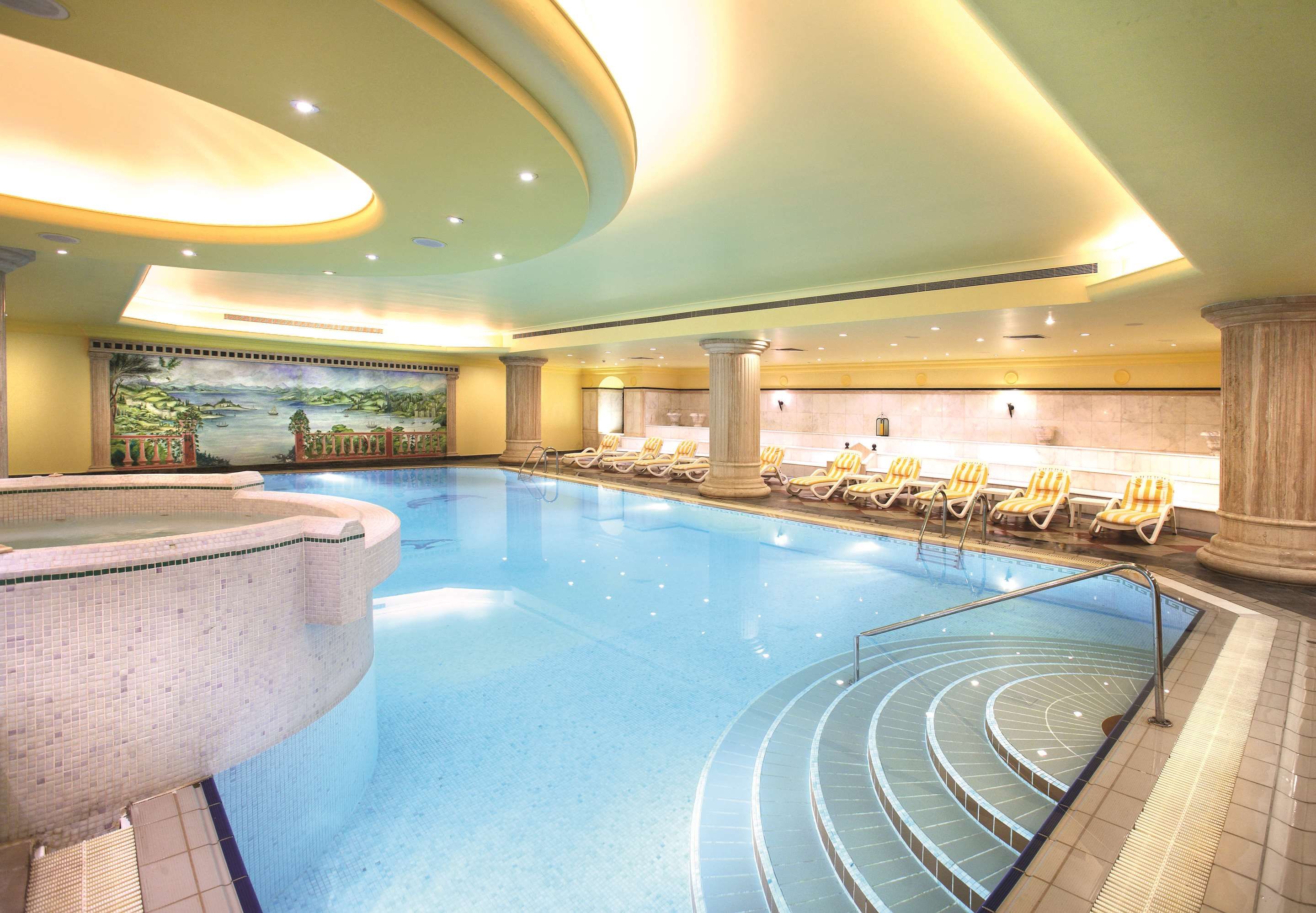 حوض السباحة