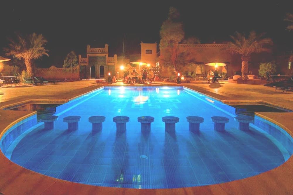 حوض السباحة