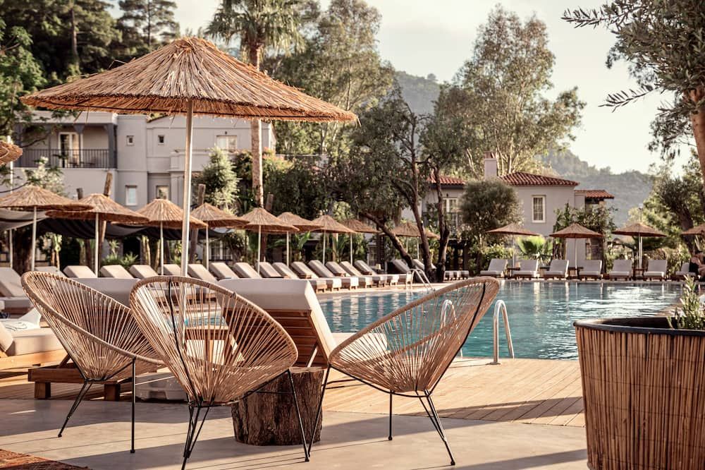 حوض السباحة