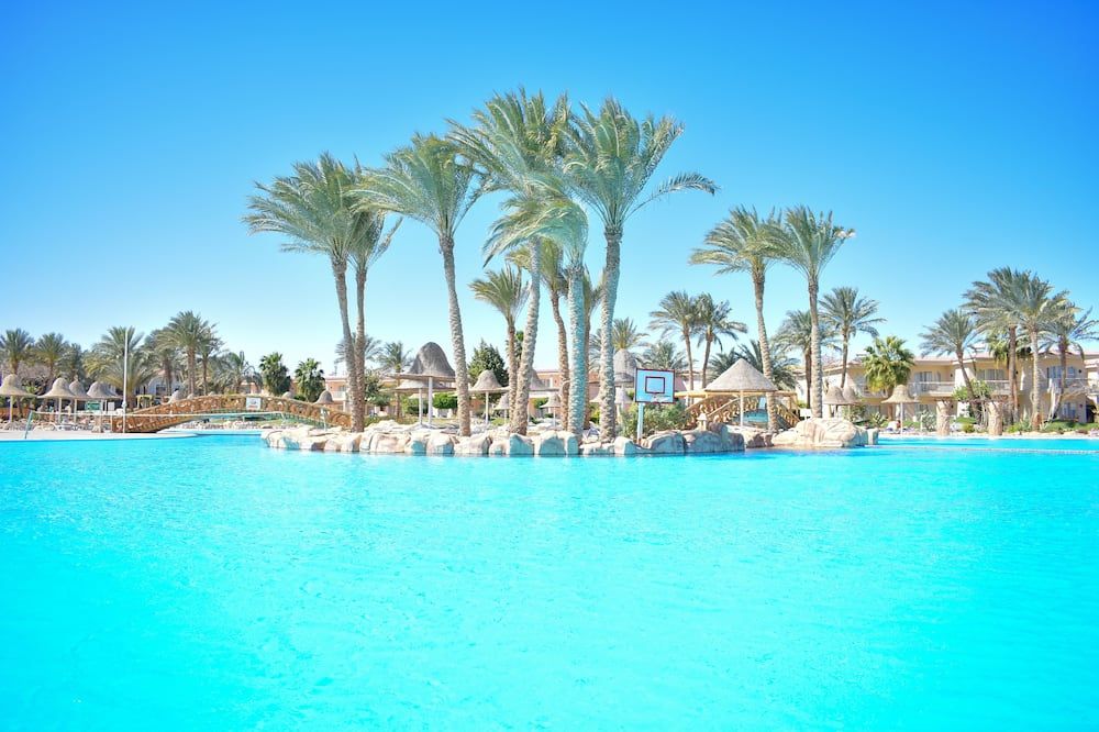 حوض السباحة