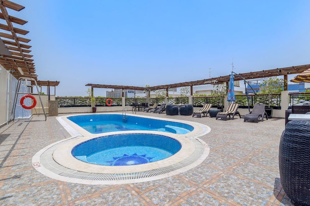 حوض السباحة