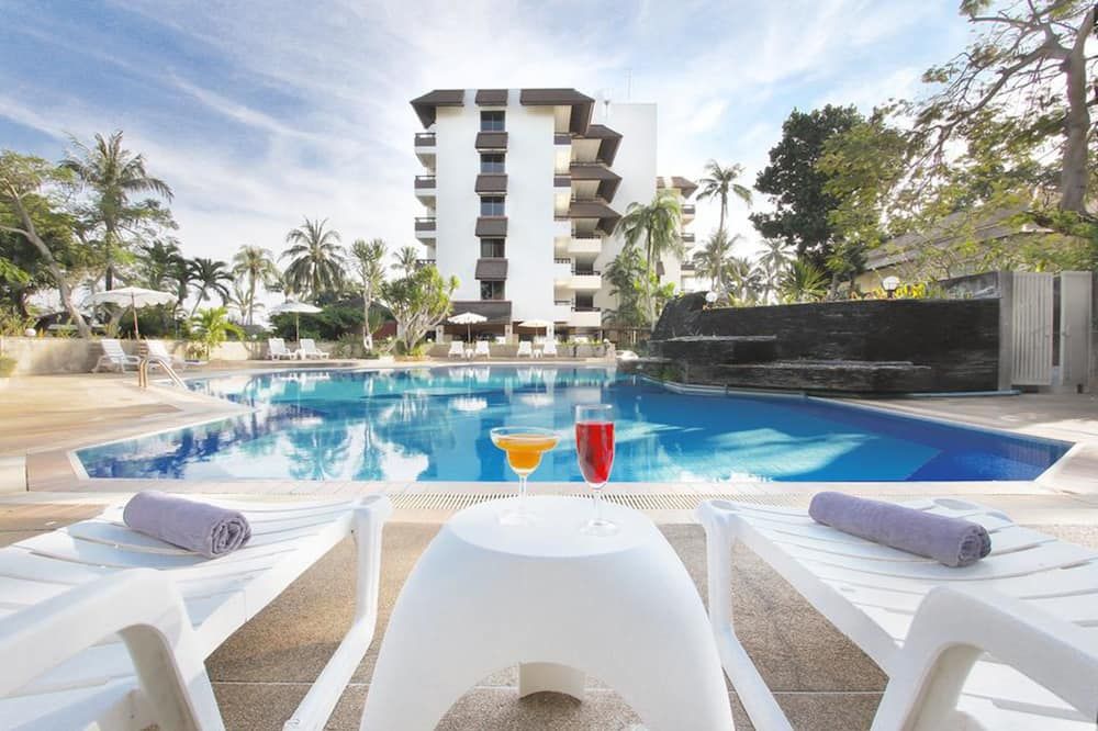 حوض السباحة