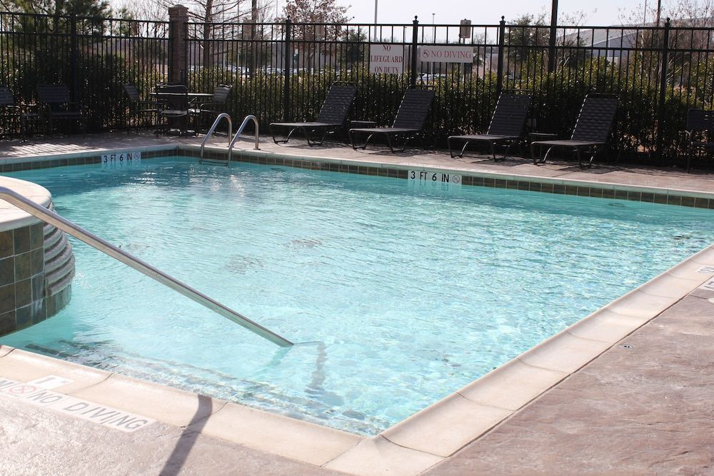 حوض السباحة