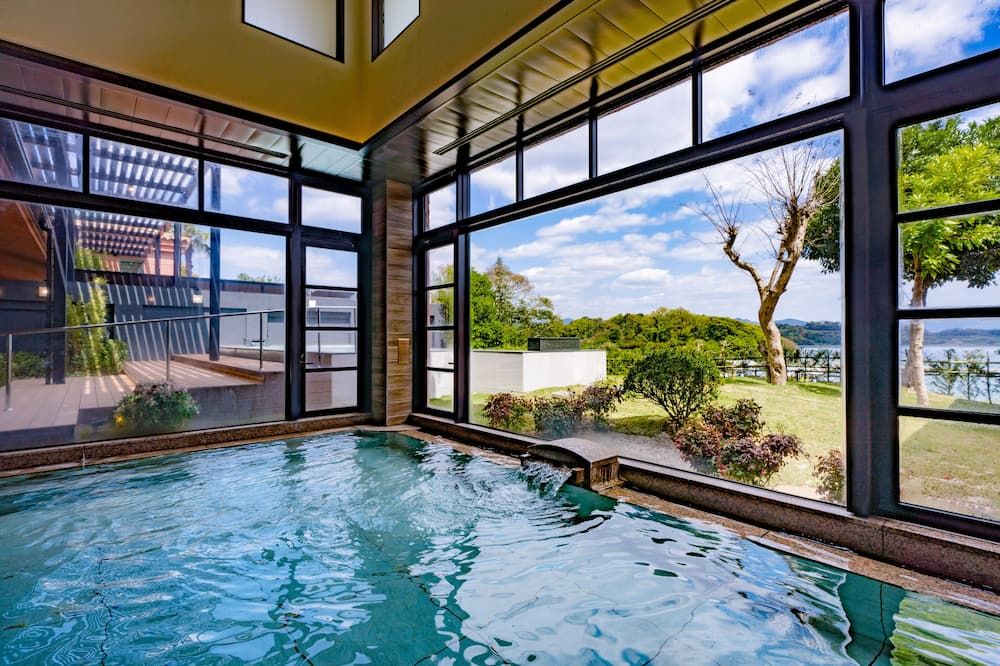 حوض السباحة