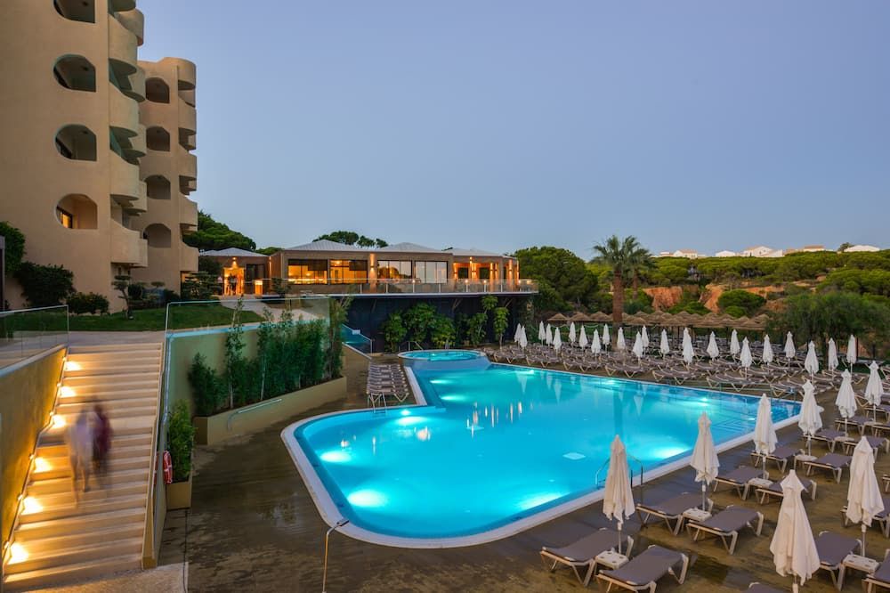 حوض السباحة