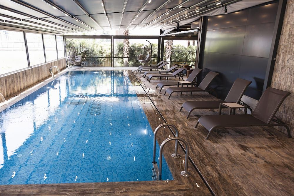 حوض السباحة