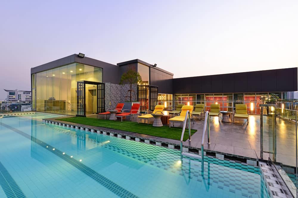 حوض السباحة صورة