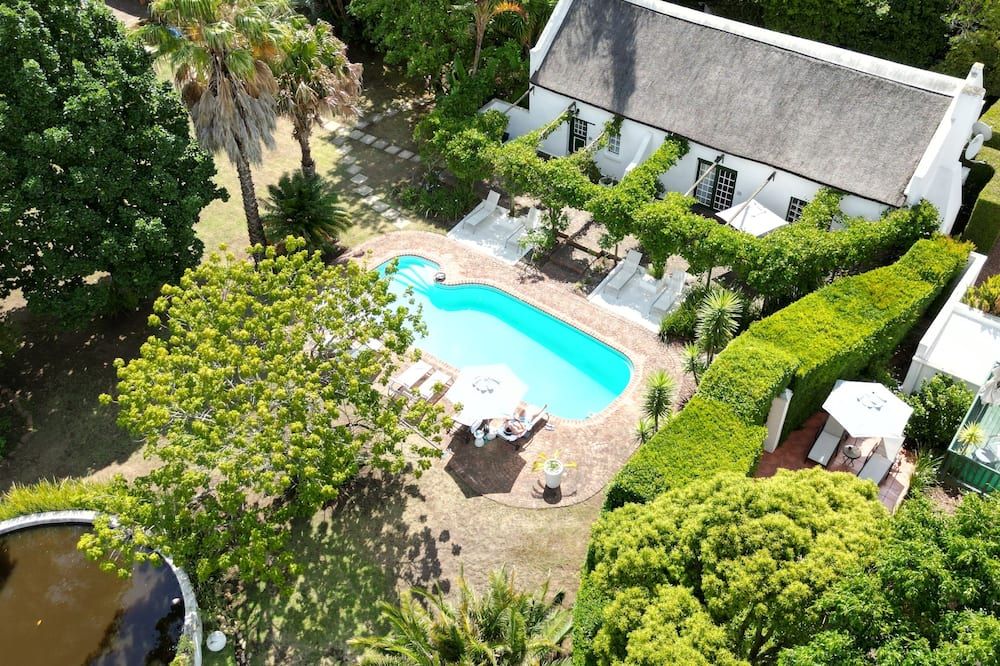 حوض السباحة