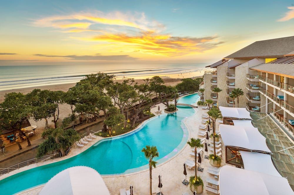 حوض السباحة