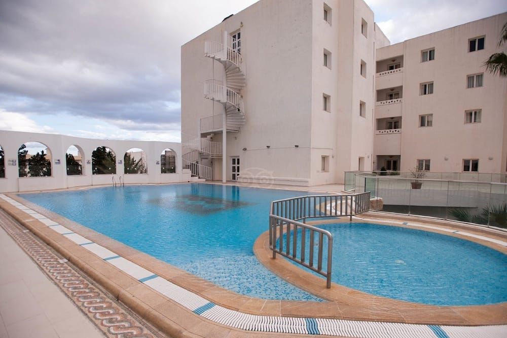 حوض السباحة