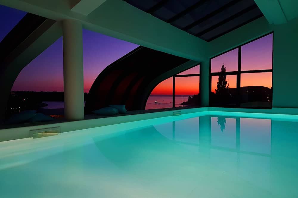 حوض السباحة