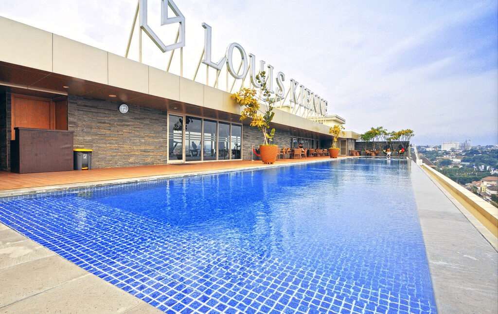 حوض السباحة