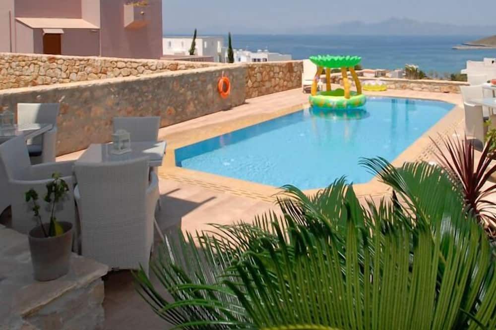 حوض السباحة