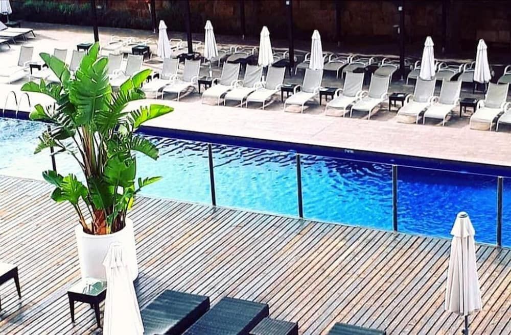 حوض السباحة