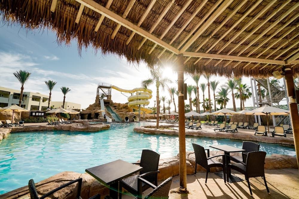 حوض السباحة