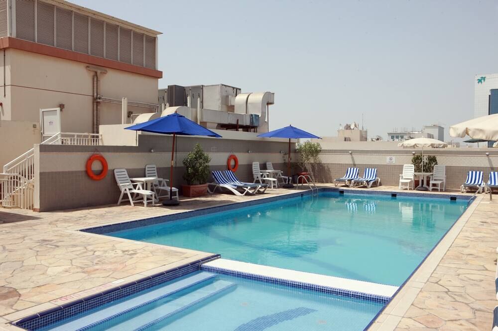 حوض السباحة