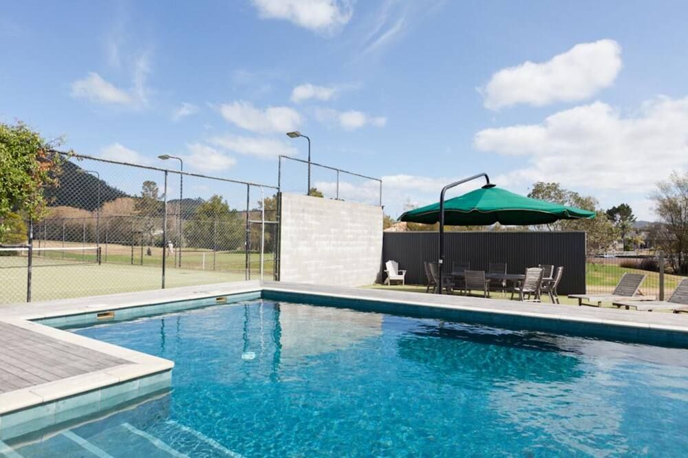 حوض السباحة