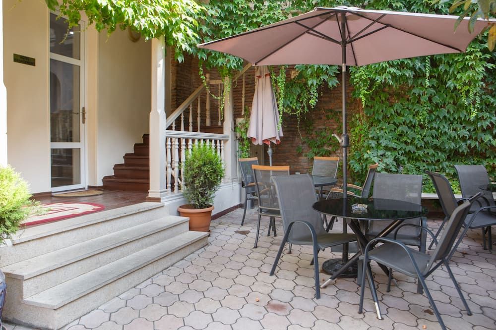 شرفة مرصوفة