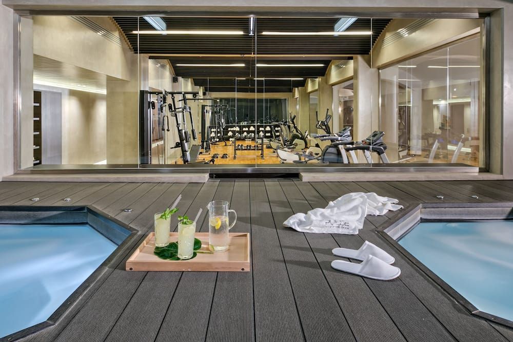 حوض السباحة