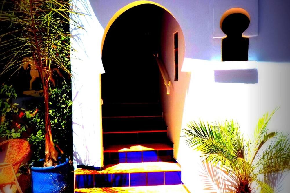 شرفة مرصوفة