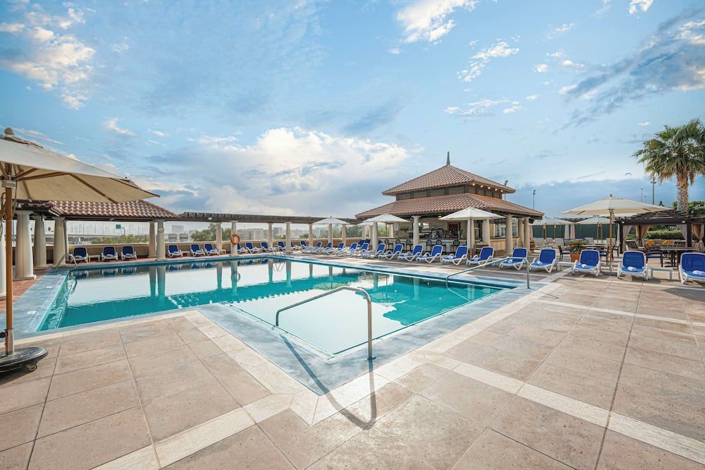 حوض السباحة