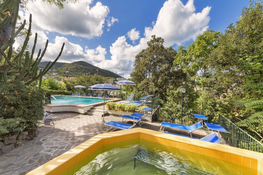 حوض السباحة