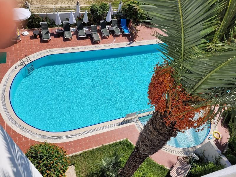 حوض السباحة