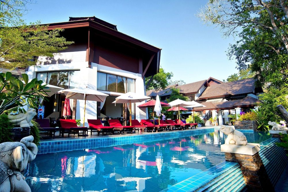 حوض السباحة