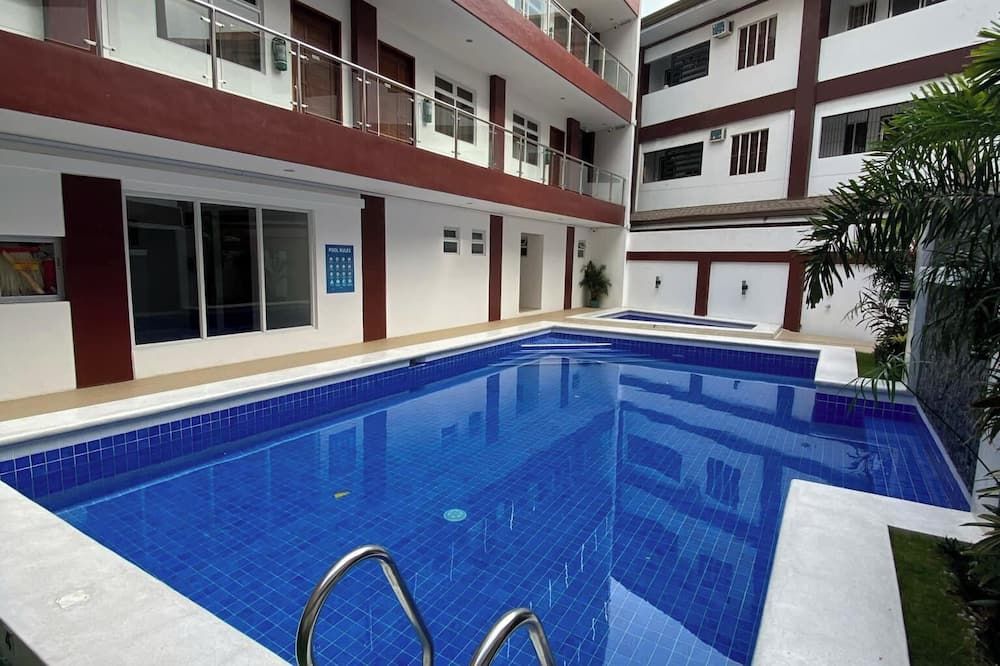 حوض السباحة