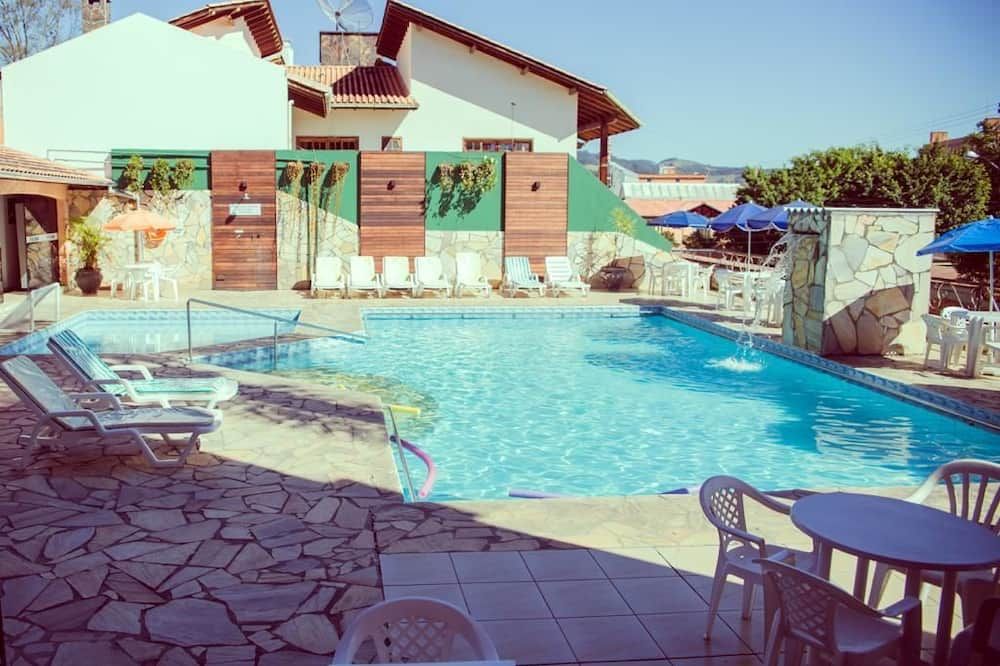 حوض السباحة