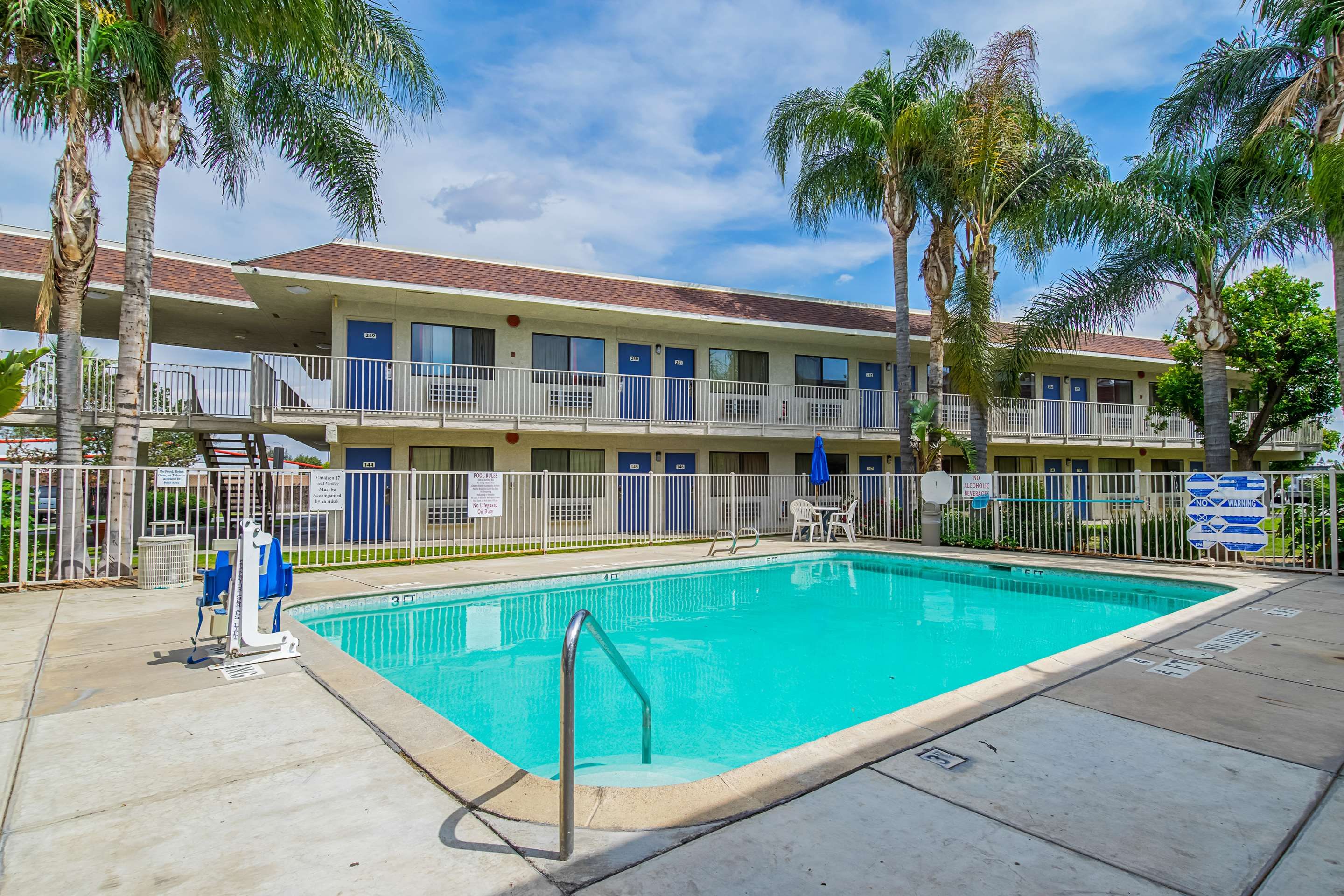 حوض السباحة