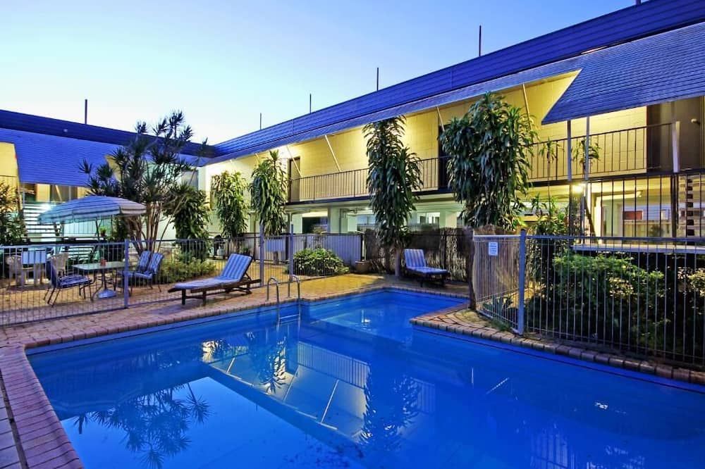 حوض السباحة