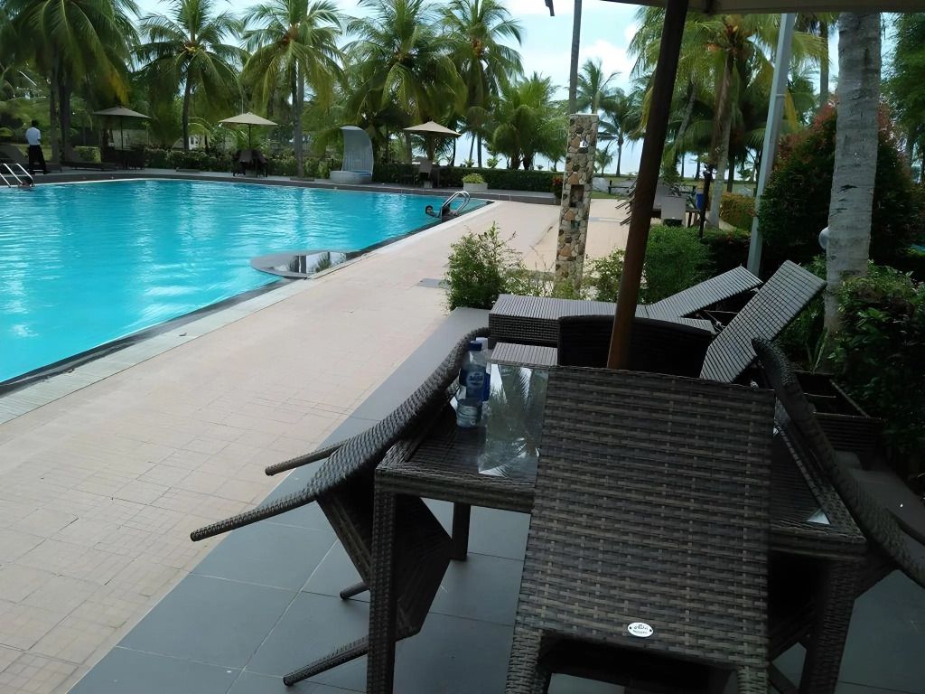 حوض السباحة