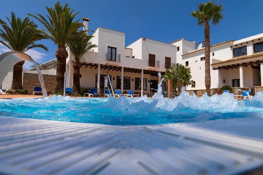 حوض السباحة