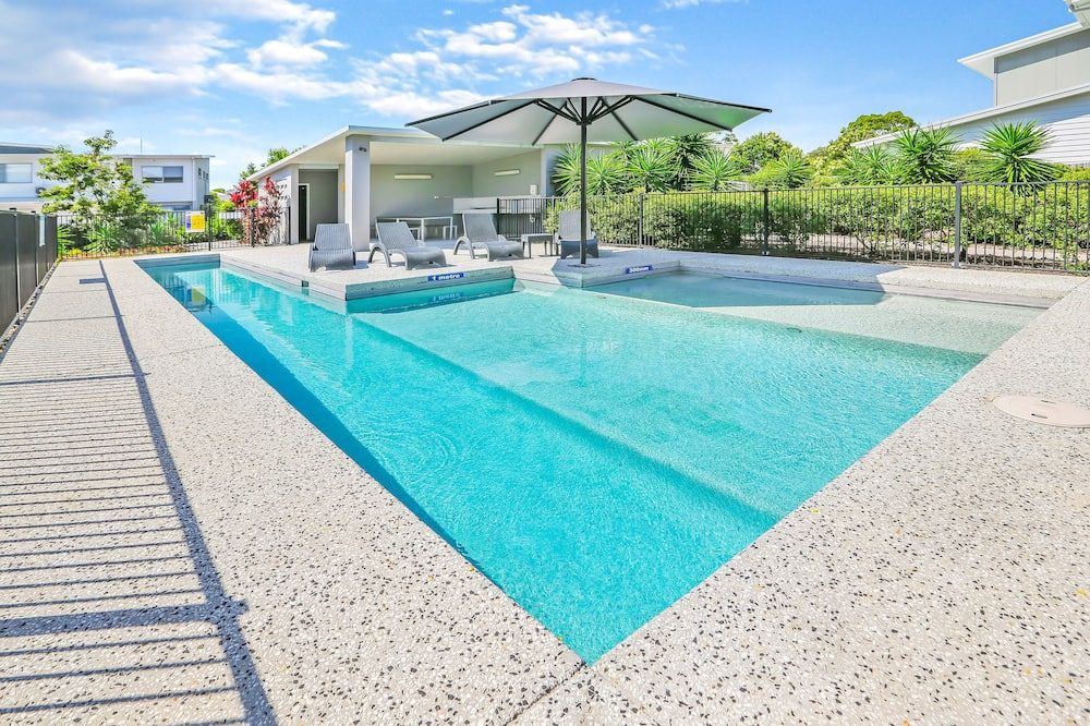 حوض السباحة